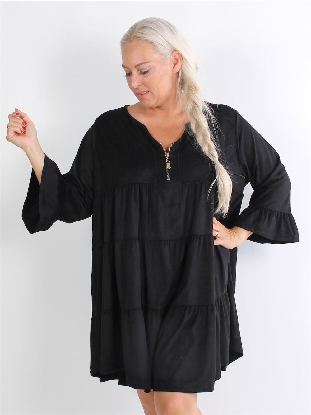 Mynthe - Beige lager på lager klänning i mocka med volangdetaljer